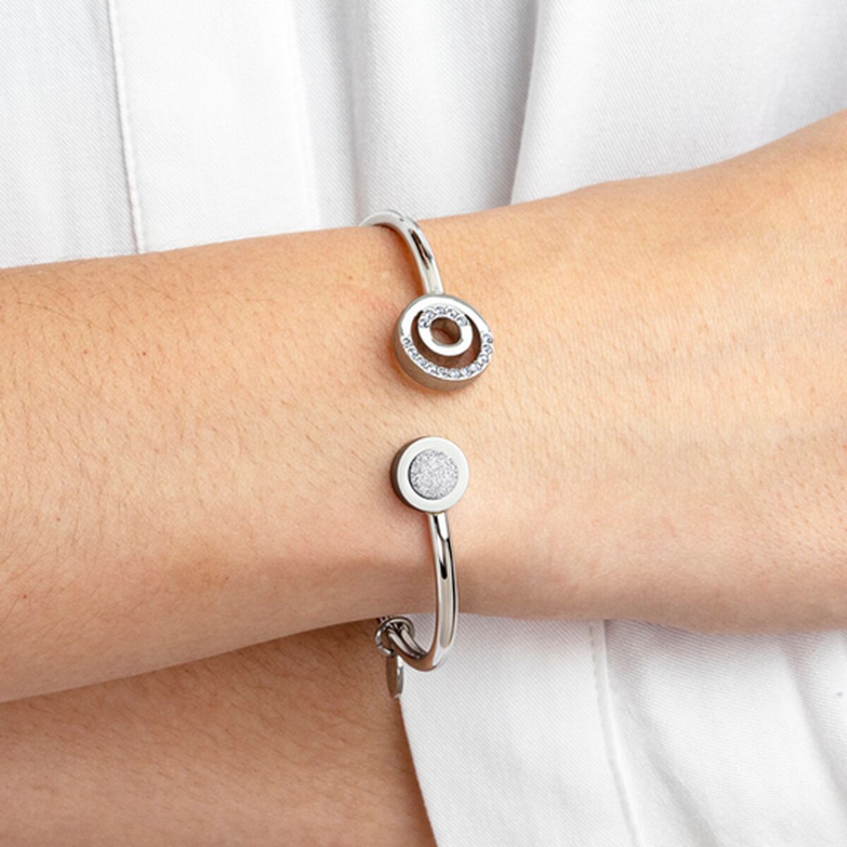 Detail van de Lotus armband met glinsterende elementen en een elegante zilveren afwerking.