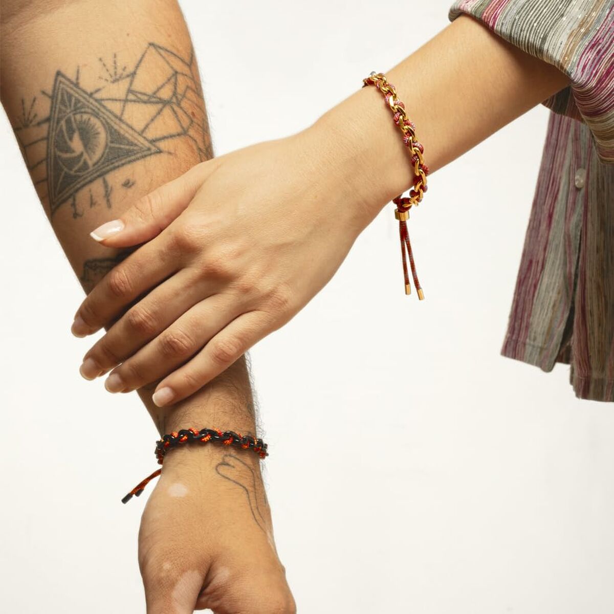 Detail van de Lotus armband LS2378-2/2, gedragen met een andere armband op een hand.