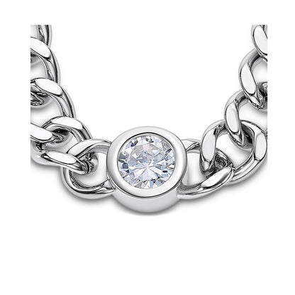 Detail van de zilverkleurige Lotus ketting met een glinsterende steen in het midden.