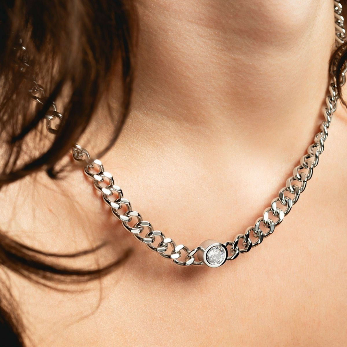 Zilverkleurige Lotus ketting met elegante schakels en een sprankelende detail aan de voorkant.