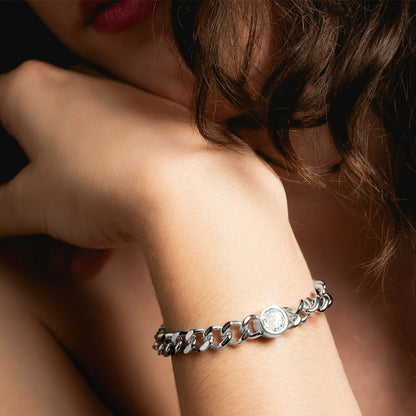 Detail van de zilverkleurige Lotus armband met een ronde hanger, elegant om de pols.