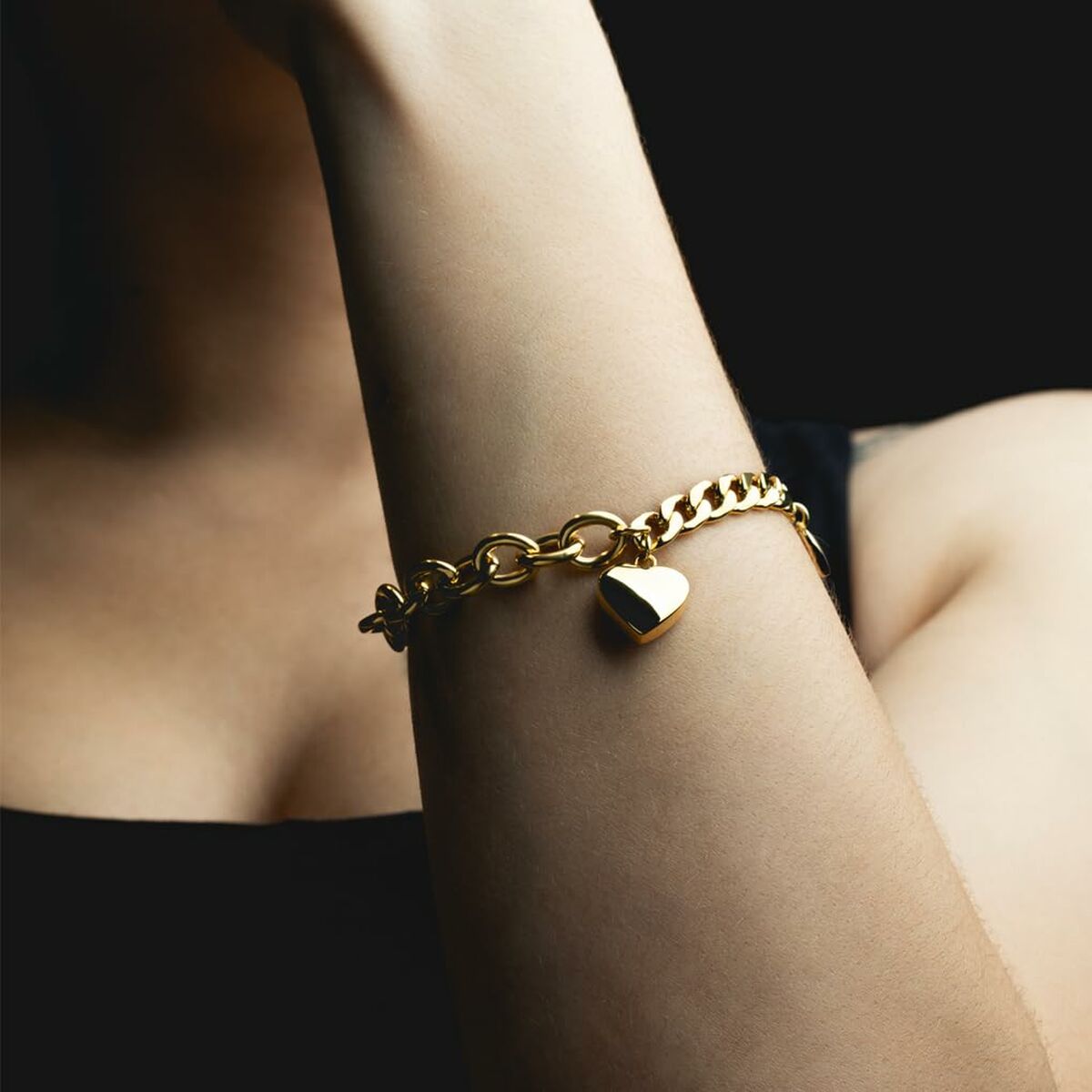 Gouden Lotus armband met hartje, elegant gedragen om de pols.