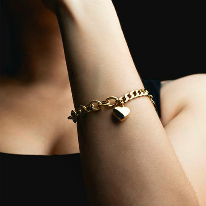 Gouden Lotus armband met hartje, elegant gedragen om de pols.