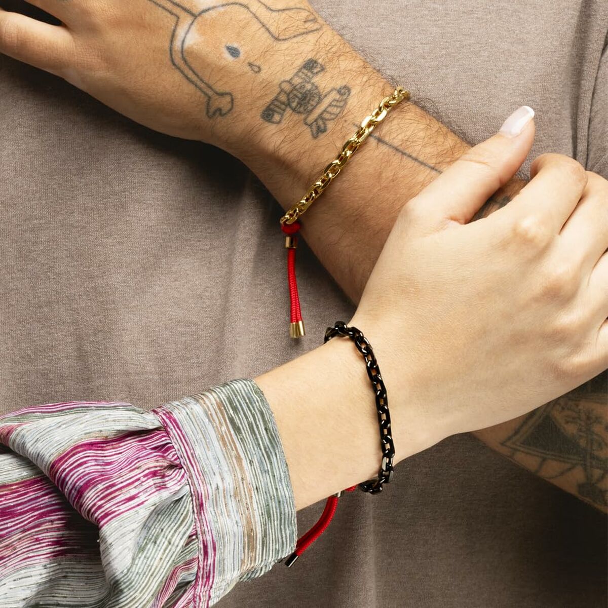 Detail van de Lotus armband, elegant en verfijnd, gedragen om een pols met tatoeage.
