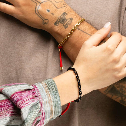 Detail van de Lotus armband, elegant en verfijnd, gedragen om een pols met tatoeage.