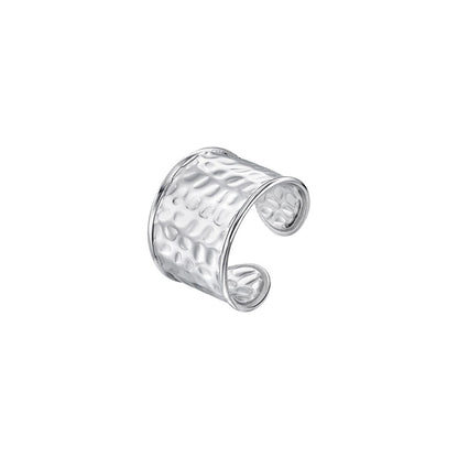 Zilverkleurige Lotus ring met elegant design en gestructureerd oppervlak.