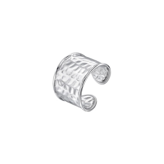 Zilverkleurige Lotus ring met elegant design en gestructureerd oppervlak.