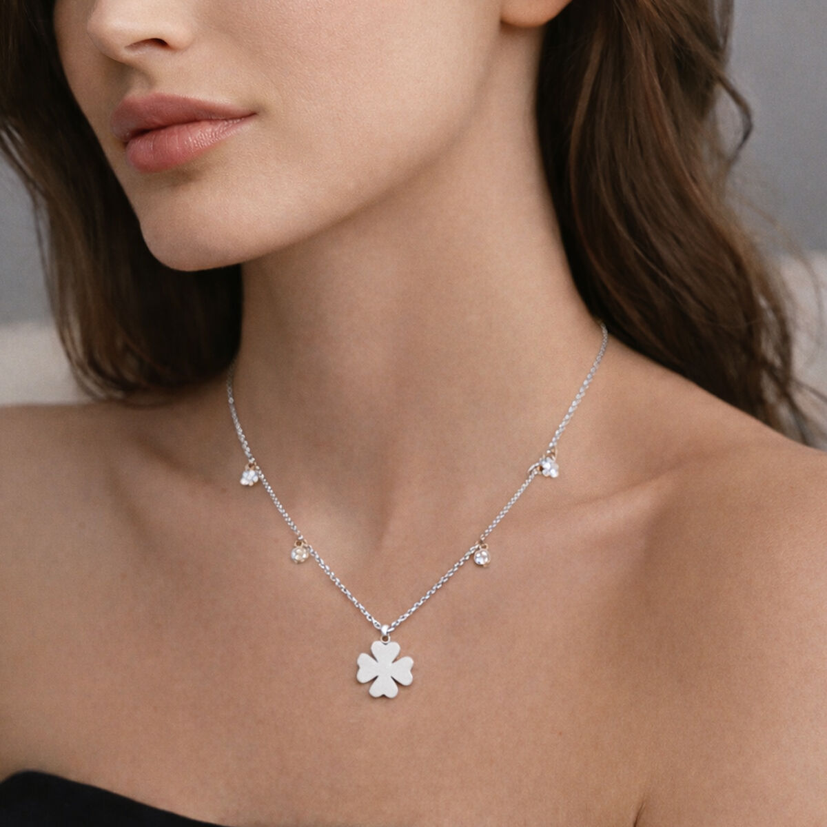 Detail van de zilverkleurige Lotus ketting met bloemenmotief en sprankelende accenten.