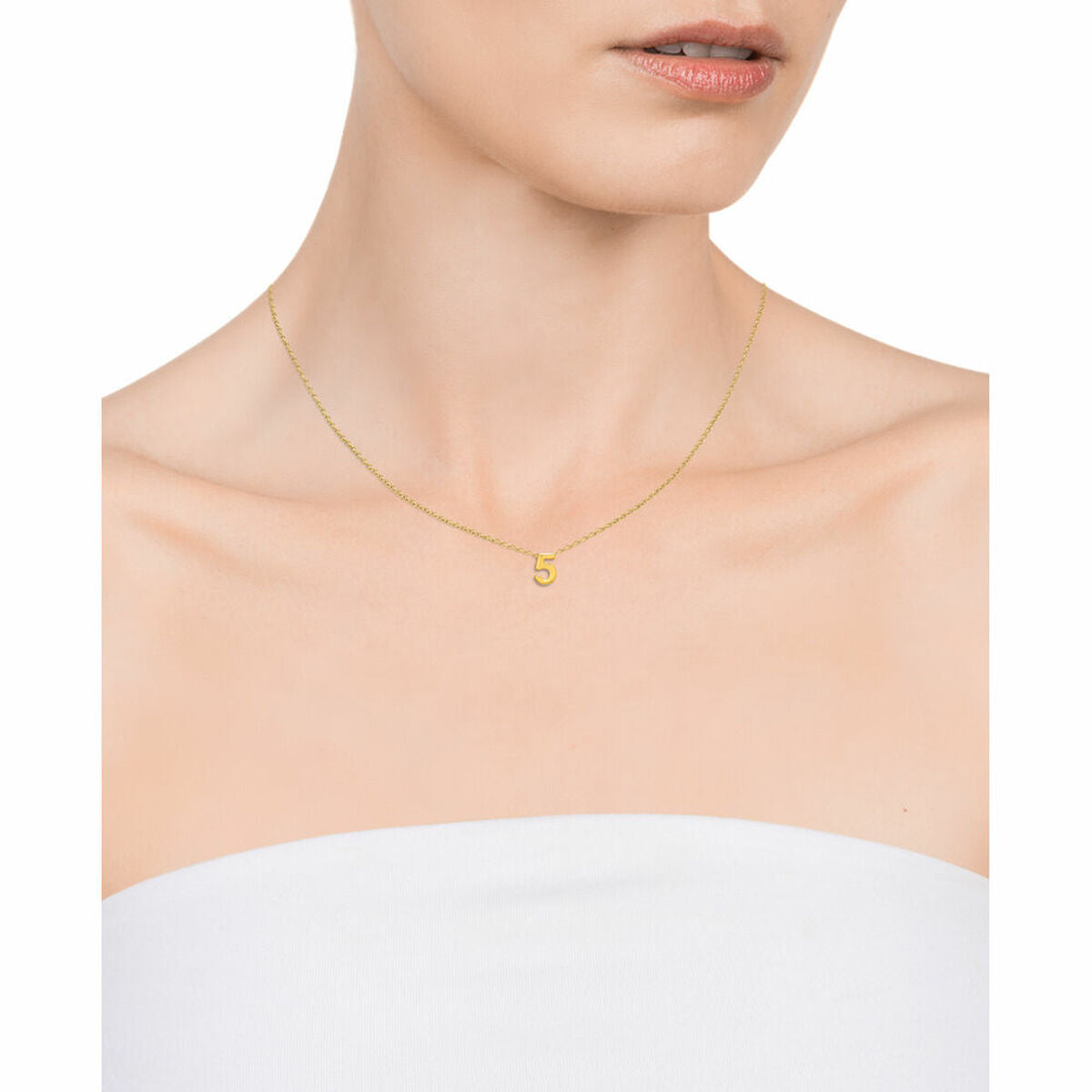 Detail van de Viceroy ketting met een elegant ontwerp en een subtiele nummer 5 hanger.