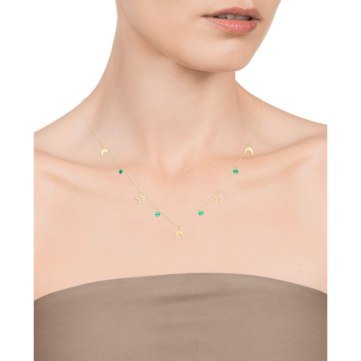 Detail van de Viceroy ketting met sterren en groene elementen, gedragen door een model.