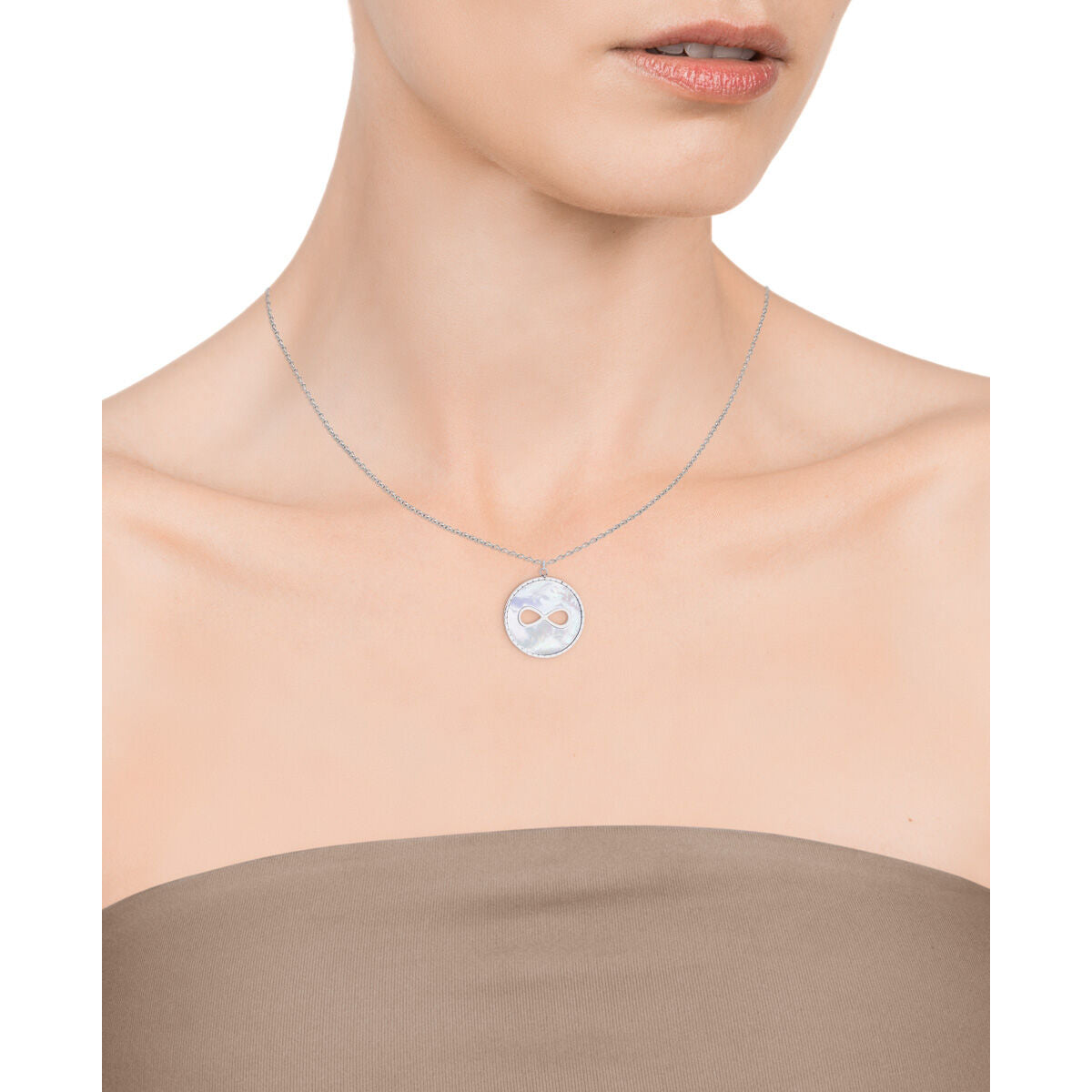 Zijaanzicht van de Viceroy damesketting met ronde hanger, elegant en stijlvol.