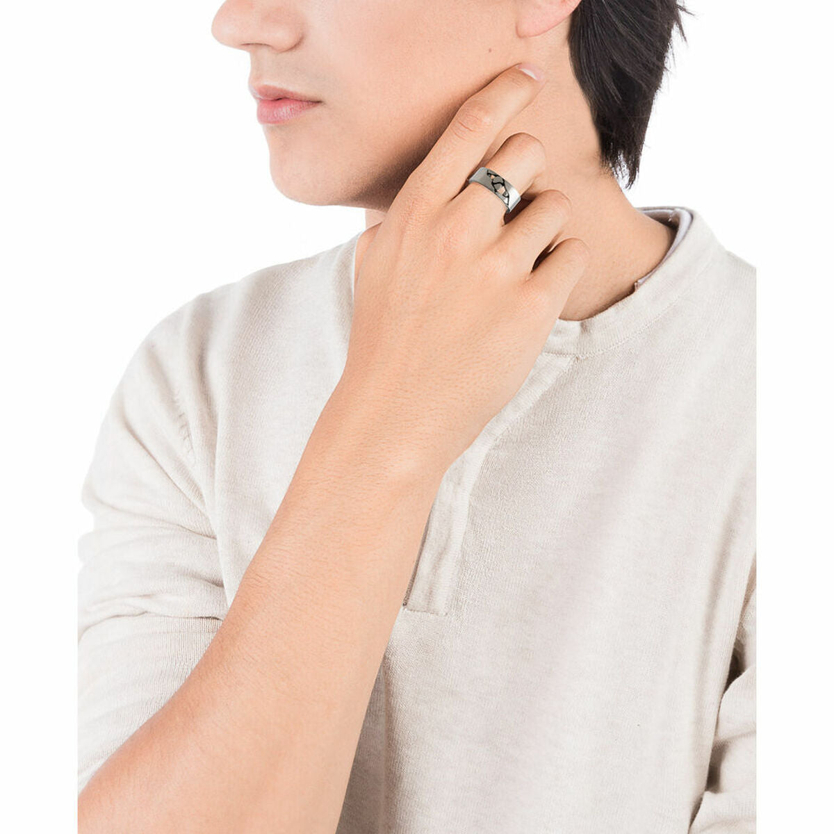 Detail van de Viceroy ring, gedragen door een model met een neutrale outfit.