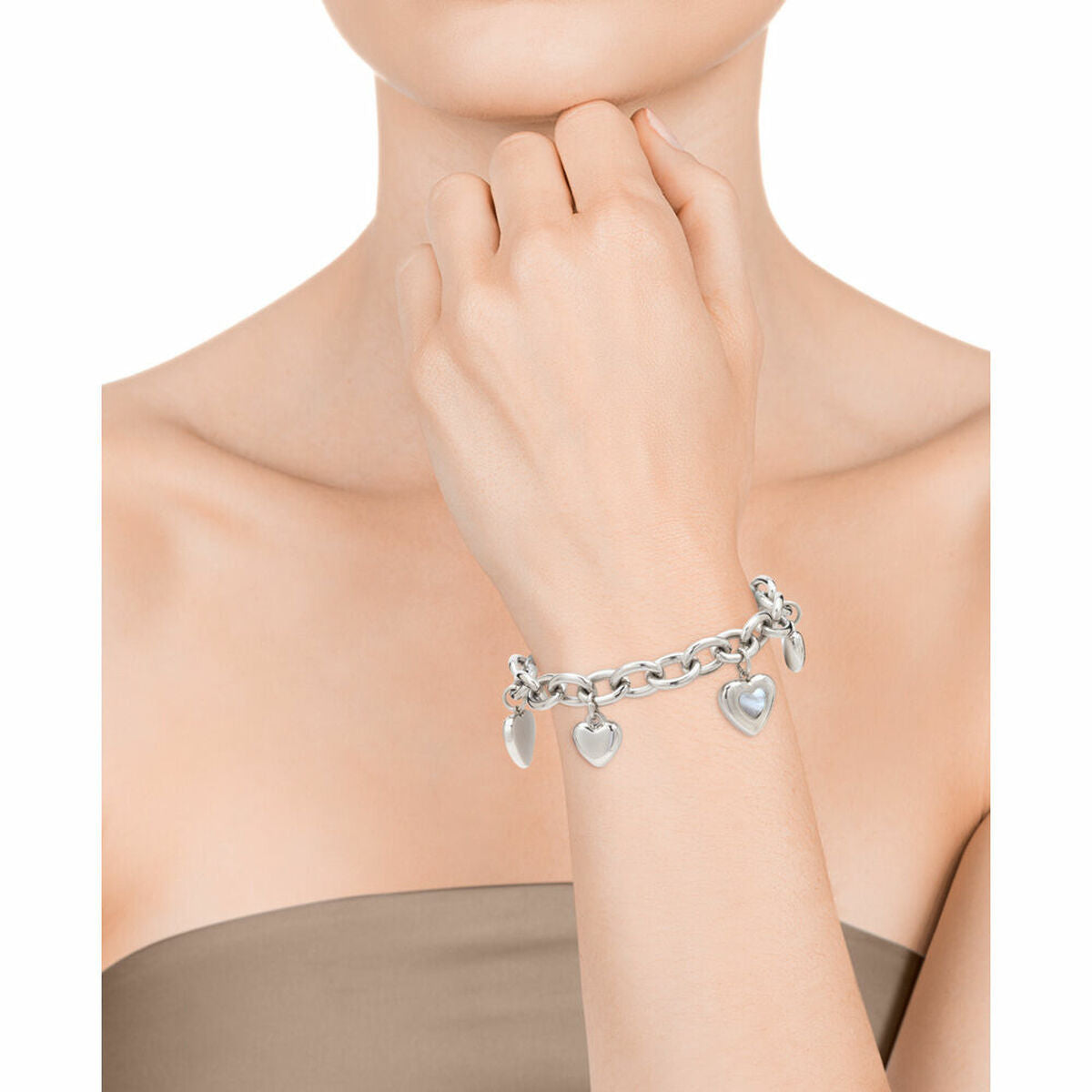 Zijaanzicht van de Viceroy armband met hartjes, elegant om de pols van een vrouw.