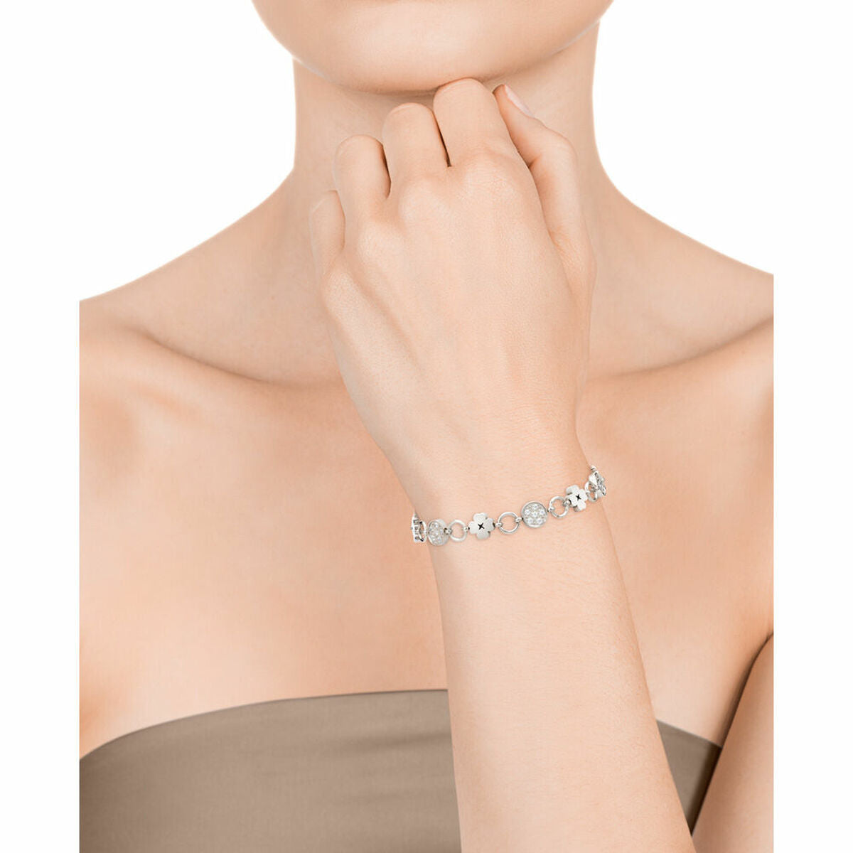 Detail van de Viceroy armband met elegante schakelontwerpen, gedragen om de pols.