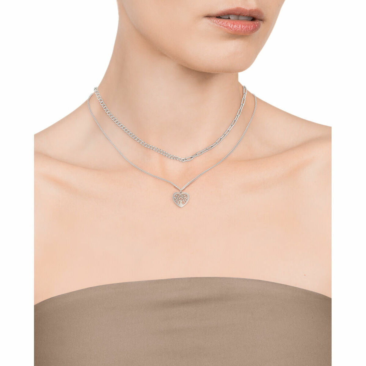 Detail van de Viceroy ketting met hartvormige hanger, elegant gedragen om de hals.
