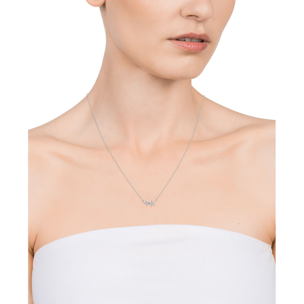 Viceroy 925 sterling zilveren ketting, elegant gedragen door een model met blote schouders.