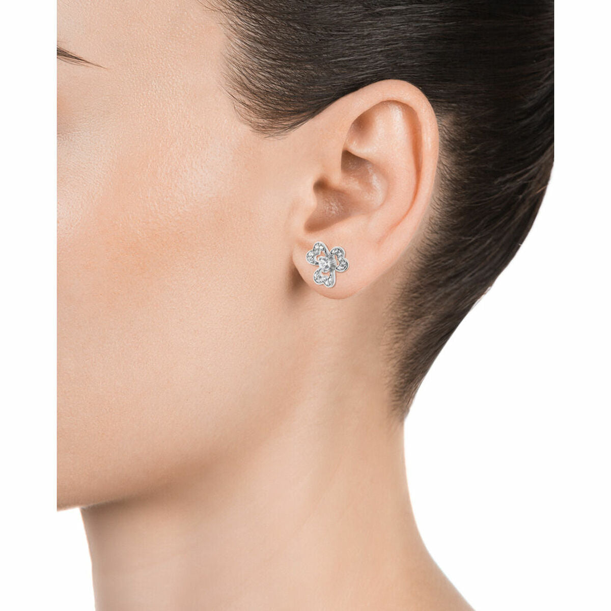 Zijaanzicht van de elegante Viceroy oorbellen in sterling zilver, perfect voor dames.