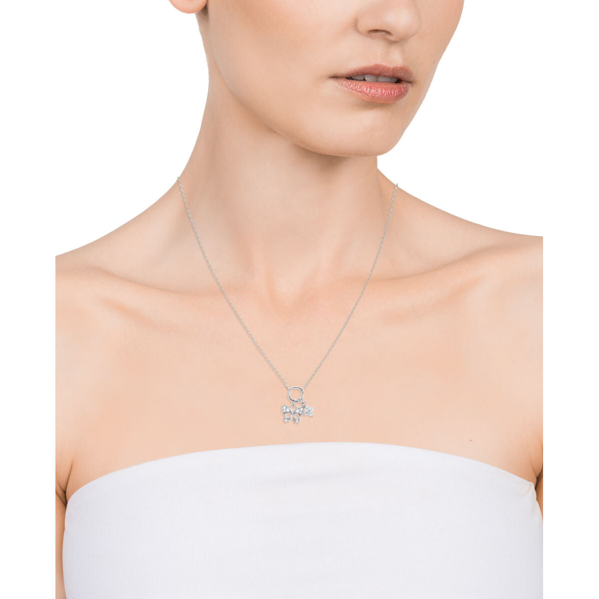 Sterling zilveren Viceroy ketting met elegant sieraad, gedragen door model.