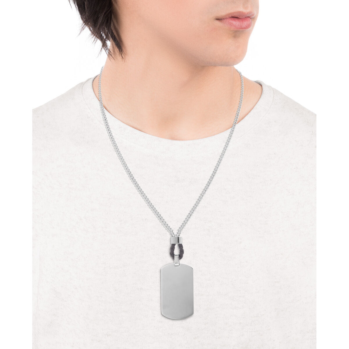 Zijaanzicht van de Viceroy ketting met een elegante hangtag aan een zilveren ketting.