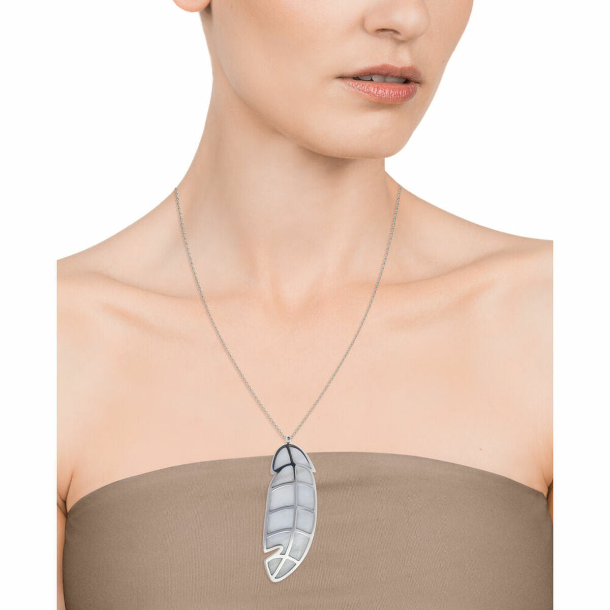 Viceroy ketting met elegante veervorm, gedragen door vrouw met een neutrale top.