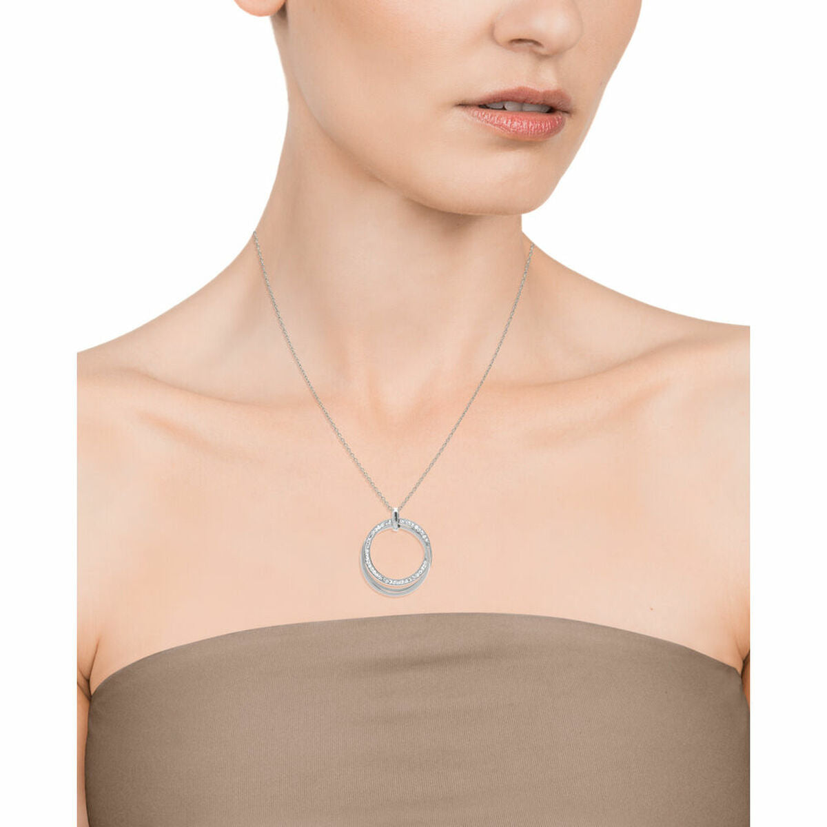 Detail van de Viceroy ketting voor dames met een elegante ronde hanger, gedragen door een model.