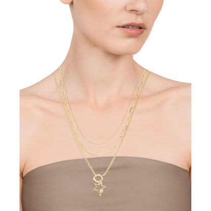 Gelaagde Viceroy ketting in goudkleur met stervormige hanger, gedragen door model.
