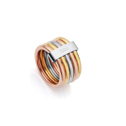 Detail van de Viceroy ring met gouden, zilveren en roségouden ringen in een moderne stapelvorm.