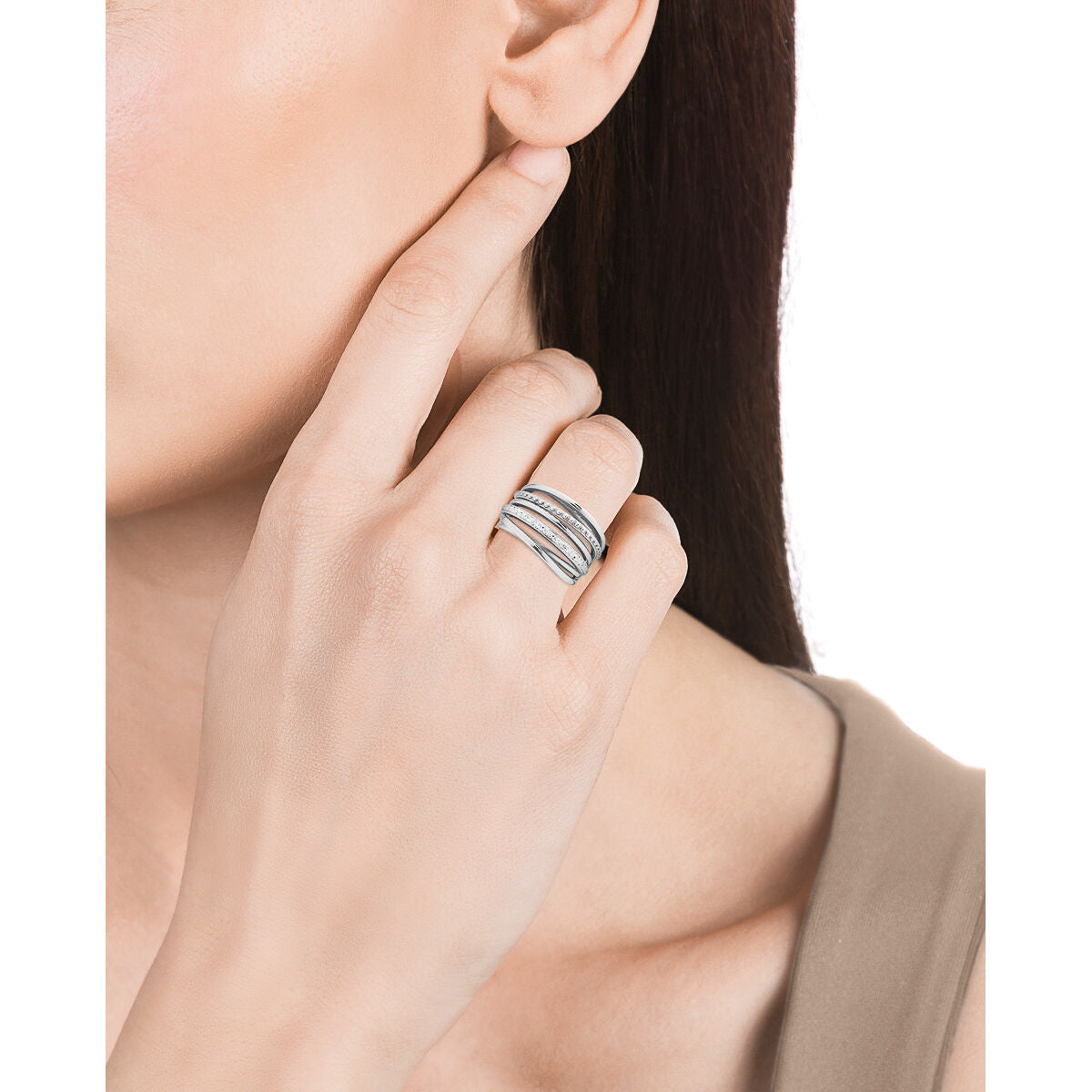 Detail van de Viceroy ring met metalen afwerking, gedragen aan de vinger van een vrouw.