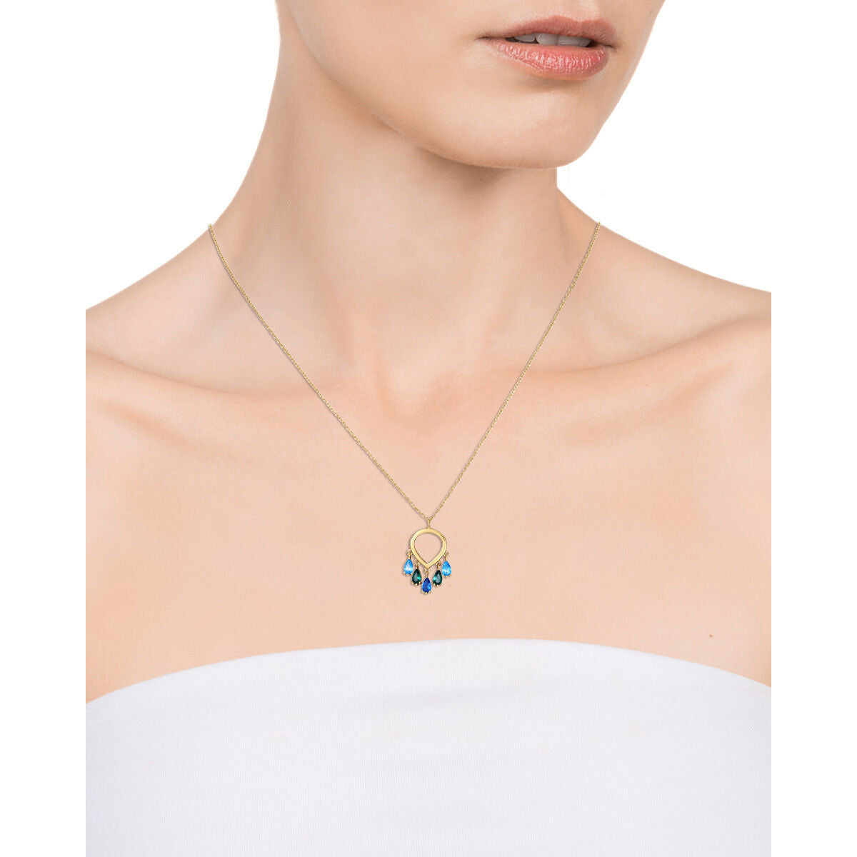Detail van de Viceroy ketting met elegante hanger en blauwe edelstenen, gedragen door een model.