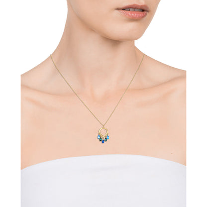 Detail van de Viceroy ketting met elegante hanger en blauwe edelstenen, gedragen door een model.