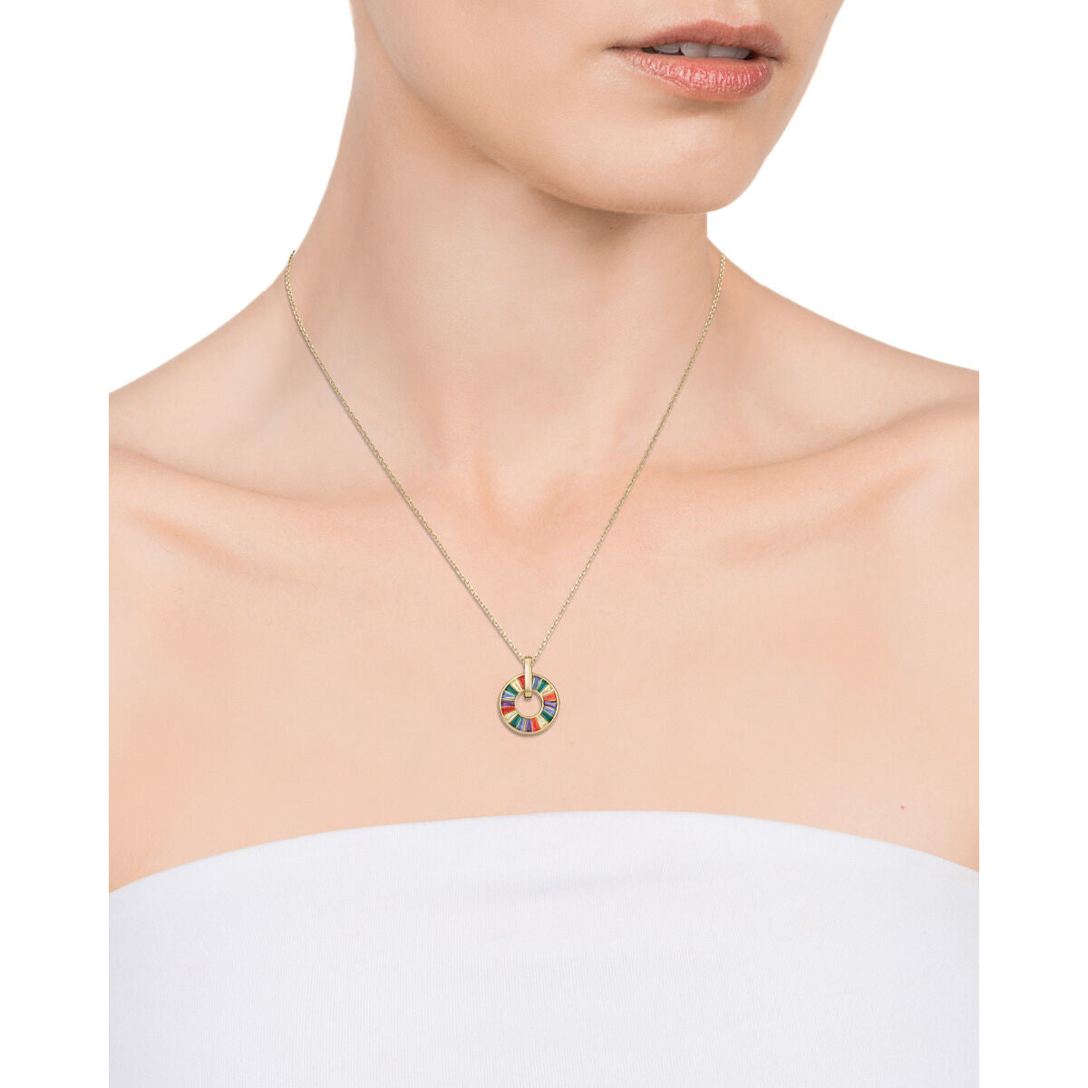 Detail van de Viceroy ketting met kleurrande hanger, gedragen door een model.