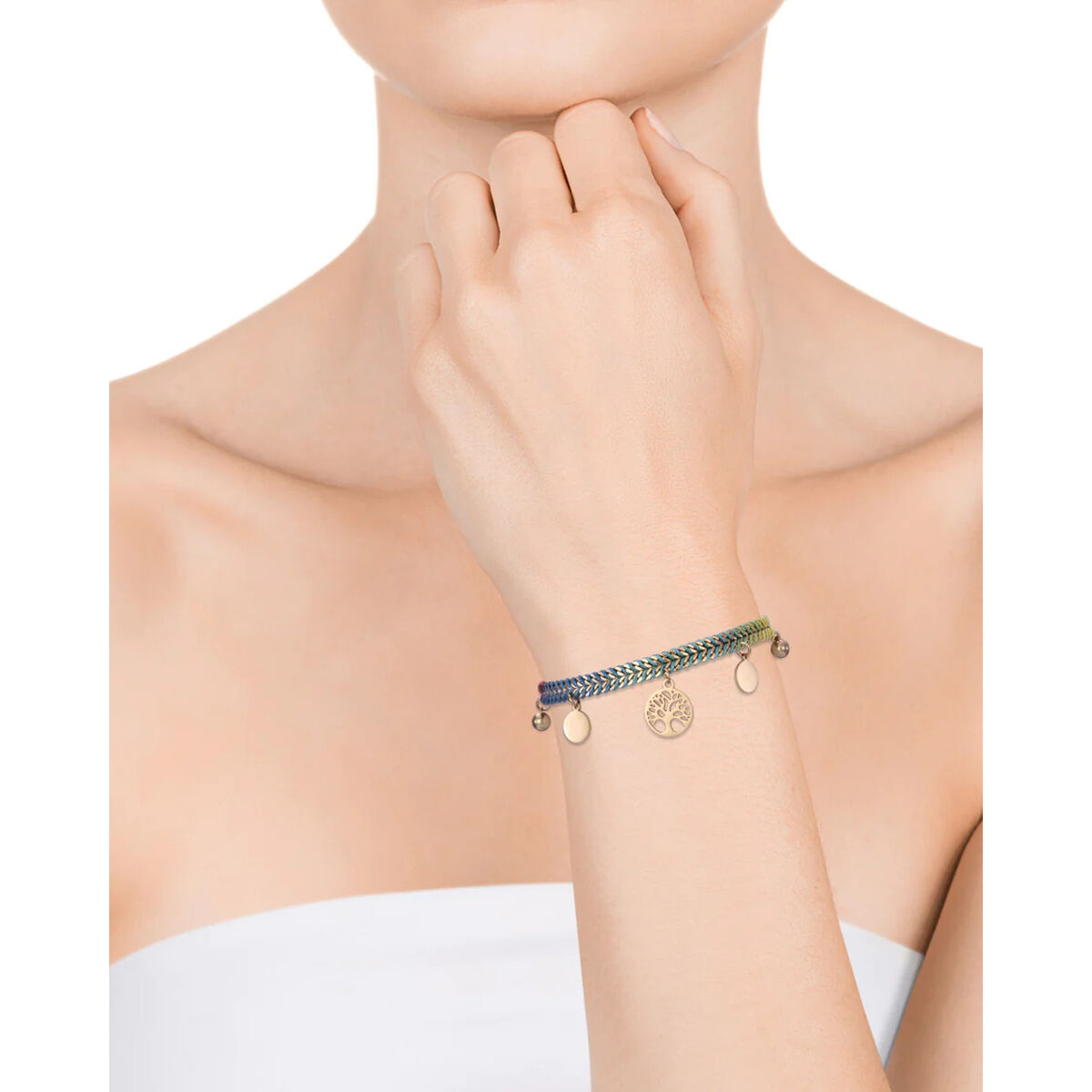 Detail van de Viceroy armband met charms en een elegante uitstraling, gedragen om de pols.