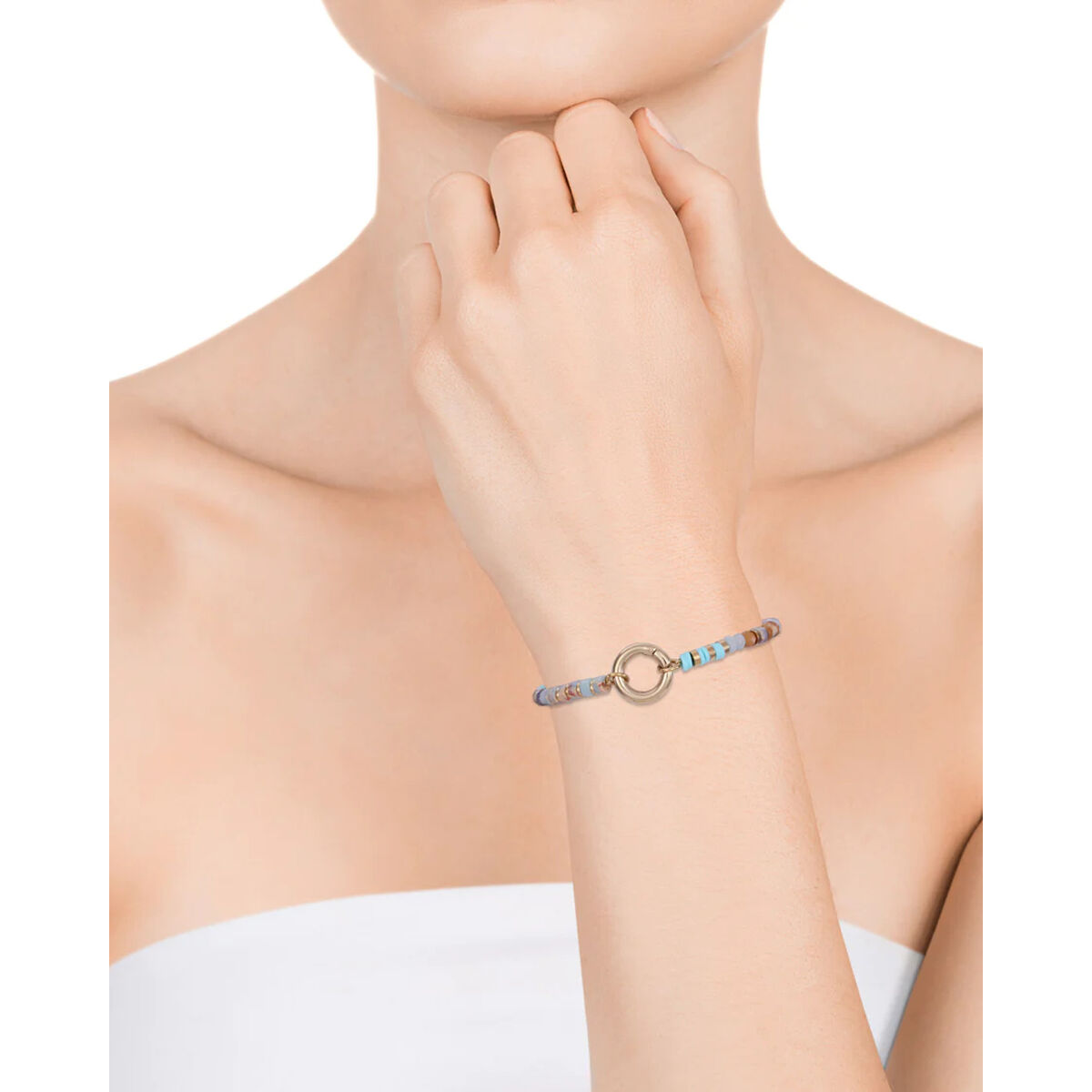 Detail van de Viceroy armband met een elegante sluiting, gedragen om een pols.