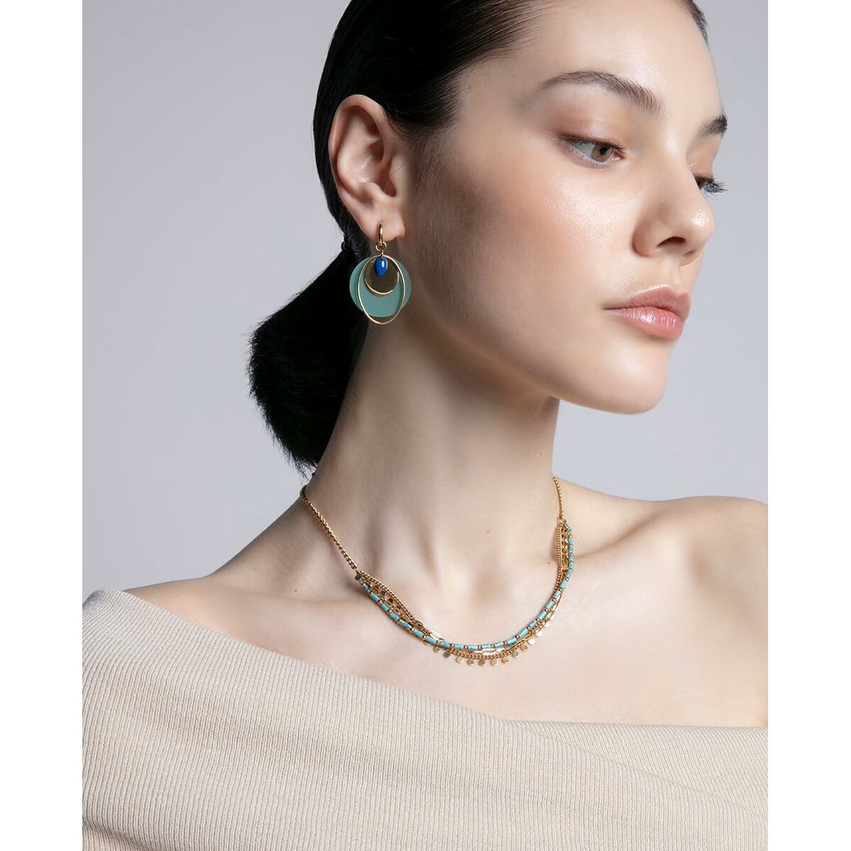 Elegant Viceroy oorbellen in sterling zilver 925, gedragen door model met een neutrale achtergrond.