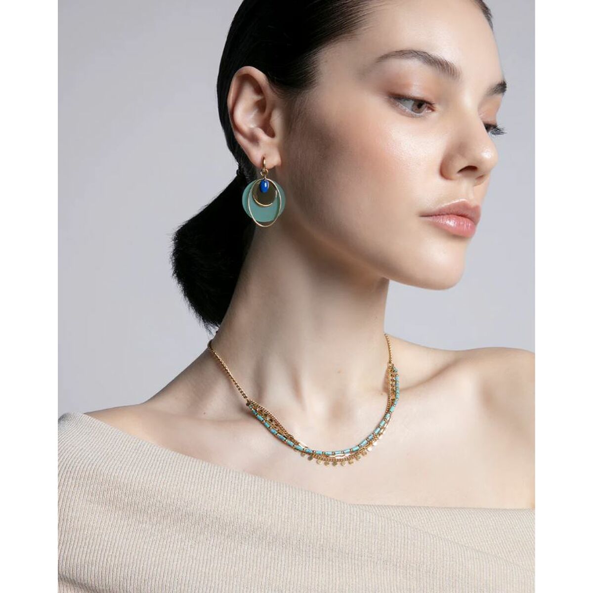 Elegant Viceroy oorbellen met een verfijnd ontwerp, gedragen door een model.