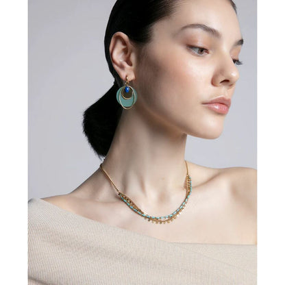 Elegant Viceroy oorbellen met een verfijnd ontwerp, gedragen door een model.
