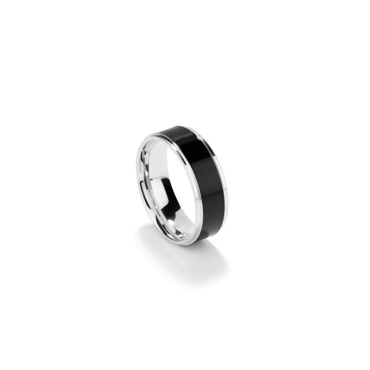 Zilverkleurige Radiant ring met zwarte accenten, elegant en tijdloos ontwerp.