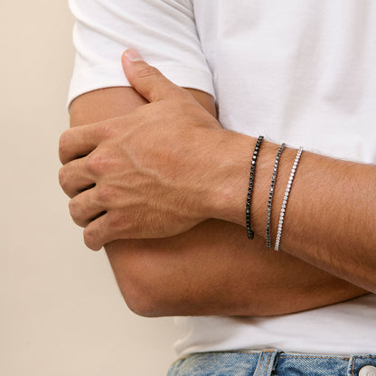 Detail van het Radiant horloge met een elegant armbandje in zilver en zwart.