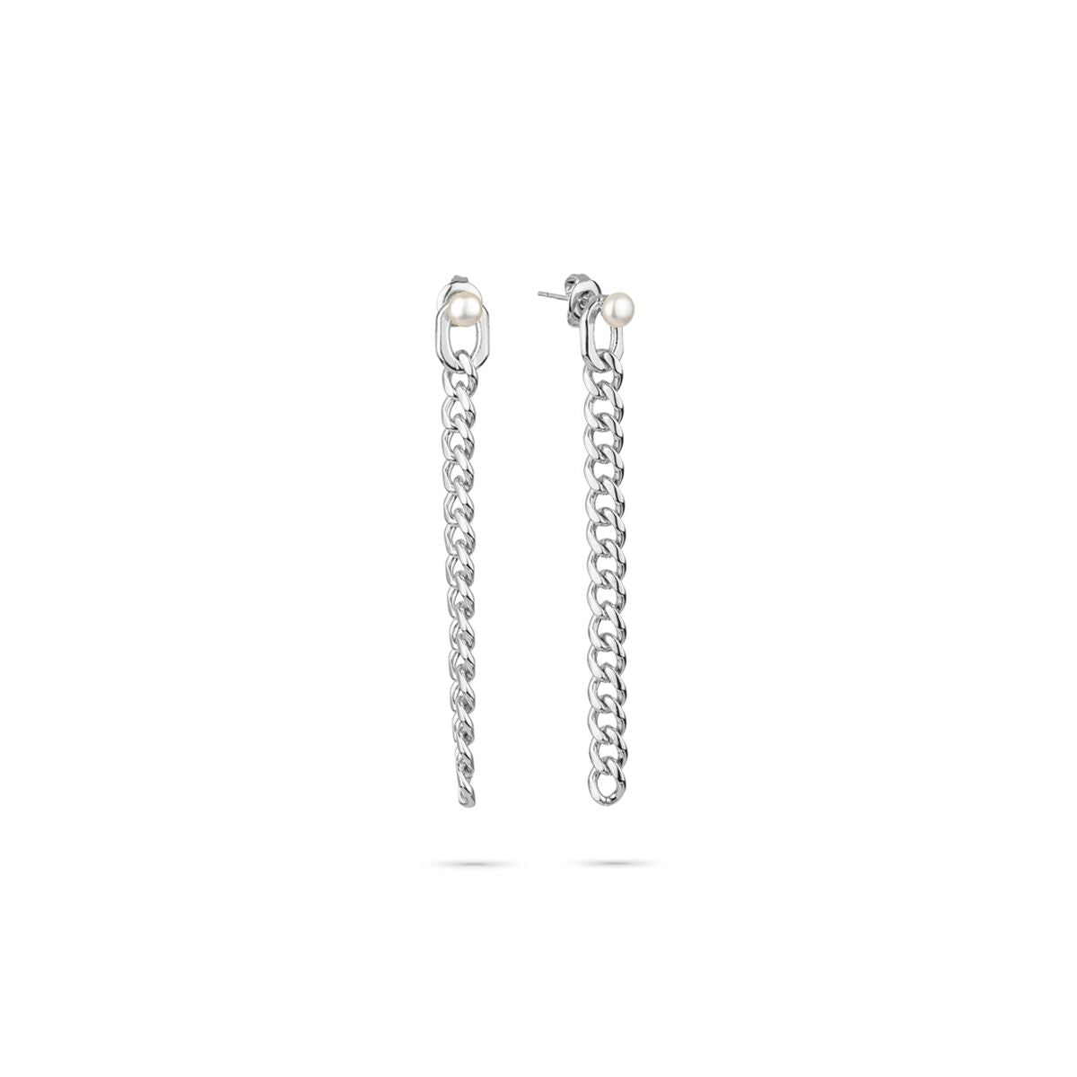 Zilverkleurige Radiant oorbellen met elegante ketting en parel detail.