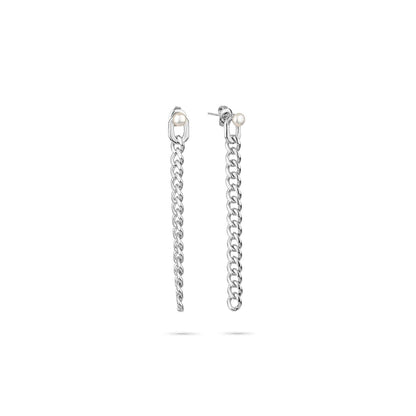 Zilverkleurige Radiant oorbellen met elegante ketting en parel detail.