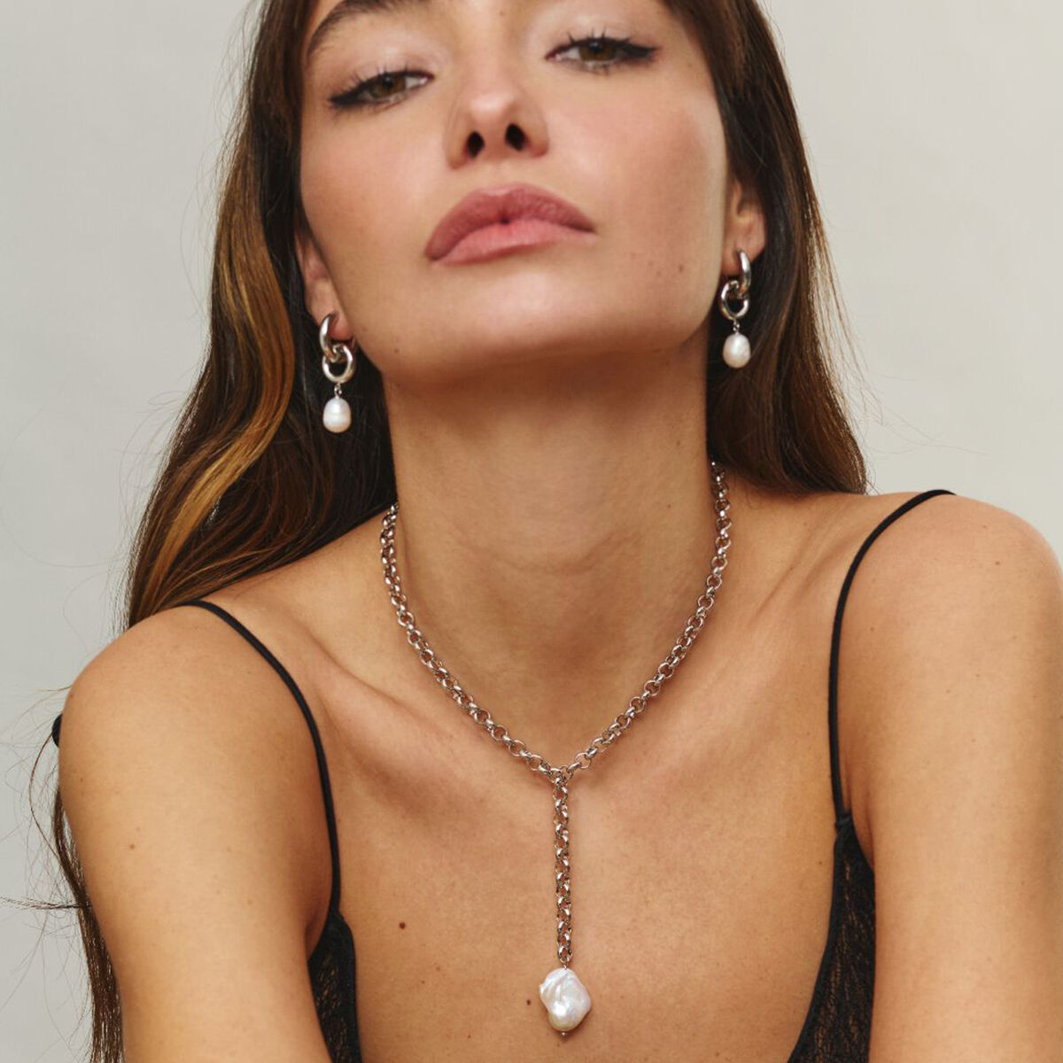 Zilverkleurige Radiant ketting met een elegante hanger, gedragen door een model.