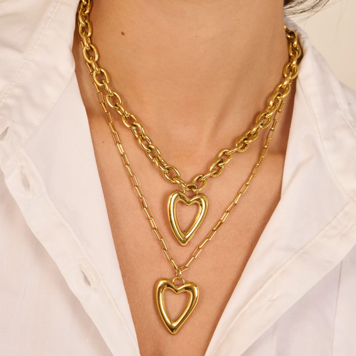 Detail van de gouden Radiant ketting met hartvormige hanger, elegant en stijlvol.