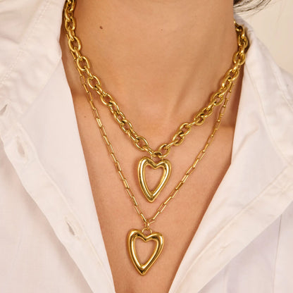 Detail van de gouden Radiant ketting met hartvormige hanger, elegant en stijlvol.