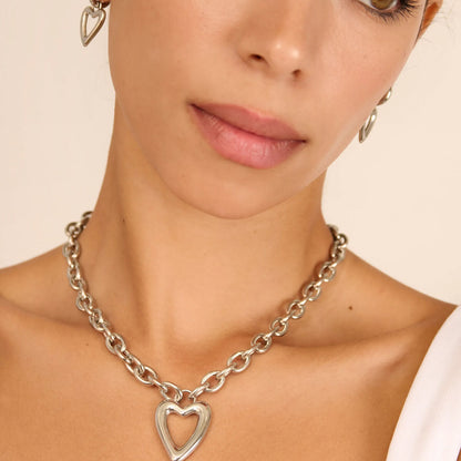 Detail van de zilverkleurige Radiant armband met hartvormige hanger, elegant en stijlvol.