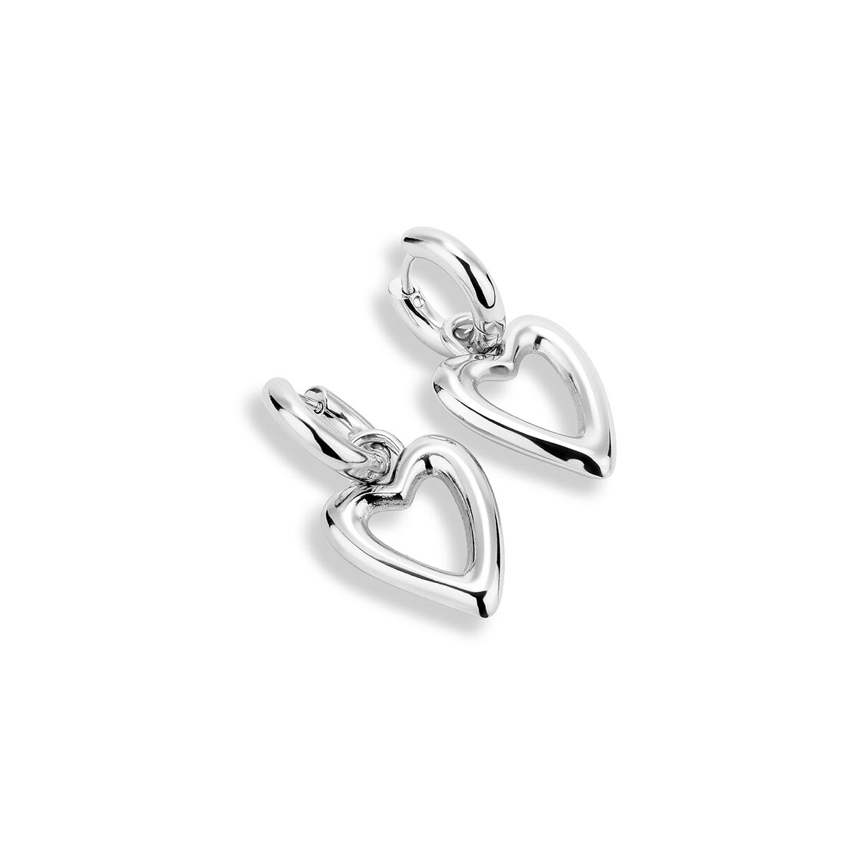 Zilverkleurige Radiant oorbellen met hartvormige hangers, elegant detail in close-up.
