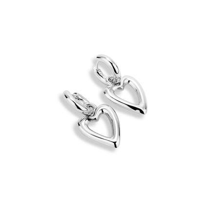 Zilverkleurige Radiant oorbellen met hartvormige hangers, elegant detail in close-up.