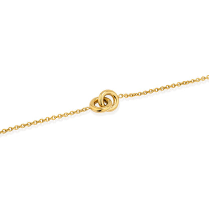 Detail van de gouden Radiant armband met een elegante knoopsluiting.
