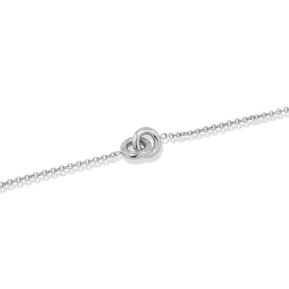 Detail van de zilverkleurige Radiant armband met een elegante knoopsluiting.