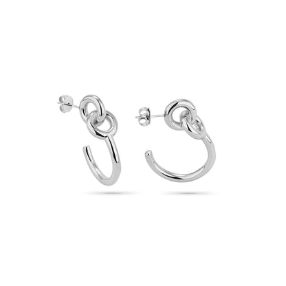 Zilverkleurige Radiant oorbellen met elegant schakeldesign en glanzende afwerking.