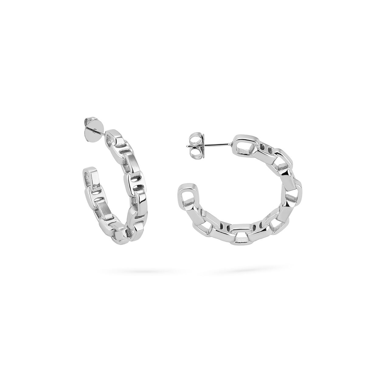 Zilverkleurige Radiant oorbellen met elegant schakeldesign, perfect voor elke gelegenheid.